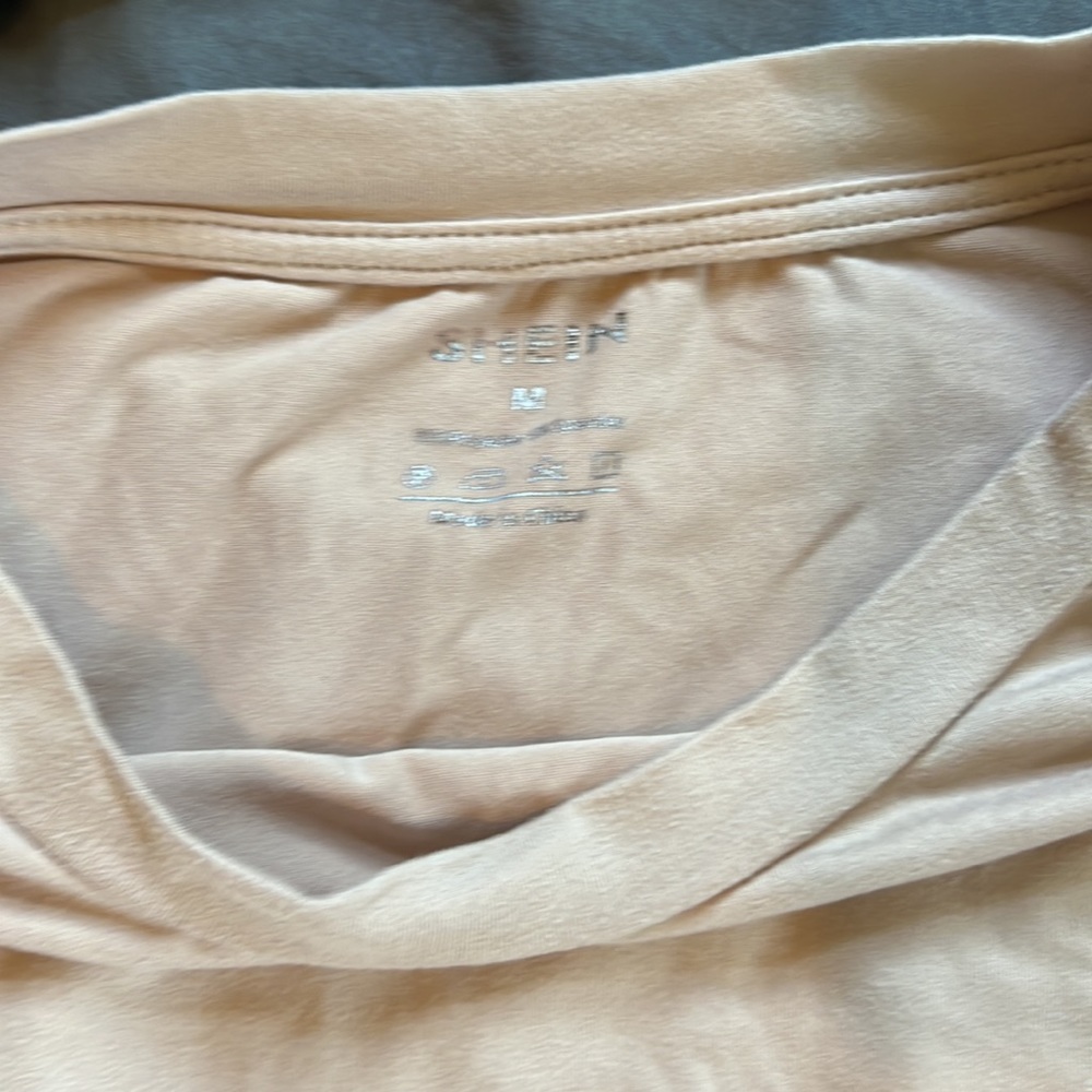 Simple cute tee - Picture 3 of 3